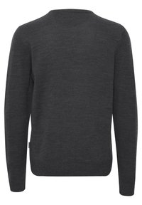 Pull en gris foncé avec col rond, manches longues, poignets et ourlet côtelés, fabriqué à partir d'un tissu en tricot texturé. Sans motifs ni embellissements.