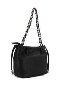 Borsa a mano in pelle nera con cima arricciata, cordoncino regolabile e tracolla a catena spessa. Texture liscia, forma strutturata, dettagli minimi.