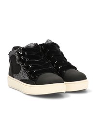 Zapatillas altas en negro y gris con suelas gruesas blancas, cordones de terciopelo negros y acentos de tela texturizada, mostradas en un ángulo de tres cuartos.