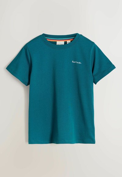 Camiseta de algodón color verde azulado con mangas cortas, cuello redondo y logo bordado en blanco en la parte superior izquierda. Cuenta con una cinta en el cuello de rayas coloridas.