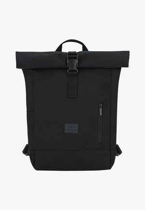 Sort rulle-top rygsæk lavet af slidstærkt stof, med en frontspænde lukning, sidelomme med lynlås og et minimalistisk design uden synlige mønstre.