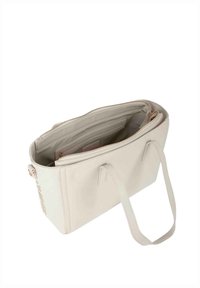 Bolso tote beige con diseño estructurado, dos asas y cierre superior con cremallera. El interior cuenta con bolsillos y una textura suave. Detalles en herrajes dorados.