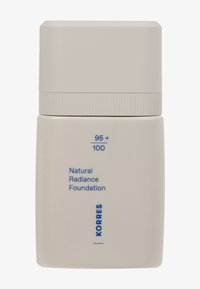 Kleiner rechteckiger beiger Flakon mit einem beigen Verschluss, beschriftet mit "95+ / 100 Natural Radiance Foundation" und dem Markennamen "Korres" in blauer Schrift.