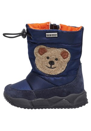 Botte d'hiver bleu marine pour tout-petit avec semelle noire, fermeture à cordon, doublure orange et patch visage d'ours en peluche sur le côté.