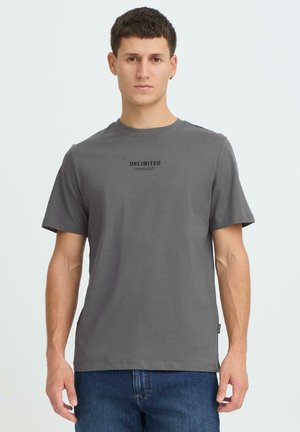 Grijs katoenen T-shirt met een ronde hals en korte mouwen. Voorzien van een zwart gedrukt "UNLIMITED"-logo op de borst. Casual pasvorm.