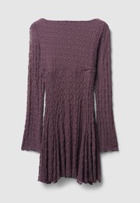 Lila Spitzenkleid mit langen Ärmeln, das ein strukturiertes Muster und einen schwingenden Rock hat. Glatter Oberteil mit quadratischem Ausschnitt und gewellten Kanten.