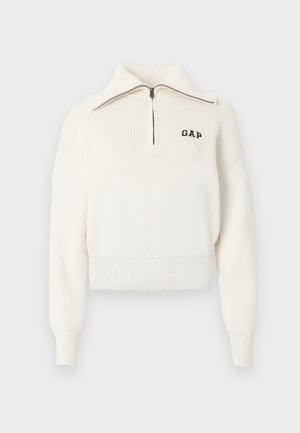 Λευκό πουλόβερ από ριμπ πλεκτό με μακριά μανίκια, γιακά με φερμουάρ τετάρτου μήκους και μικρό μαύρο λογότυπο "GAP" στο αριστερό στήθος.