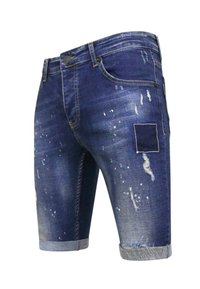 Donkerblauwe denimshorts met beschadigde patronen, een patch zak op de dij en opgerolde zomen. Klassiek vijf-pocket ontwerp.