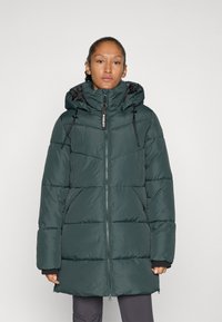 Parka acolchada de color verde oscuro con capucha, que cuenta con cierre de cremallera, bolsillos laterales, puños elásticos y forro interior en contraste.