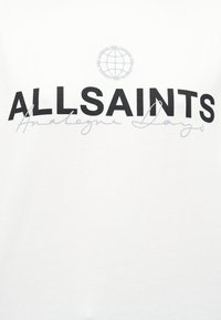 Λευκό βαμβακερό t-shirt με έντονο μαύρο κείμενο "ALLSAINTS" και στυλιζαρισμένο χειρόγραφο "Analogue Days" σε γκρι από κάτω. Κυκλικό λογότυπο στο κέντρο επάνω.