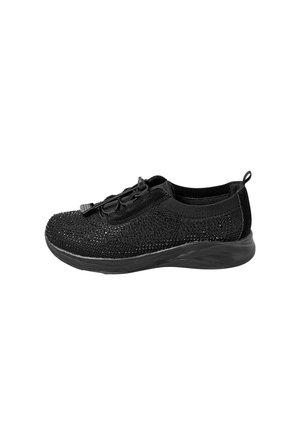 Scarpa sportiva nera con parte superiore in mesh e dettagli metallici. Lacci elastici per una calzata facile e suola nera ammortizzata.
