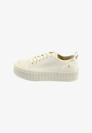 Plátěné tenisky v barvě off-white, se zvýrazněnou podrážkou, kulatou špičkou, pěti otvory na šňůrky a zadním úchytem pro snadné obutí.