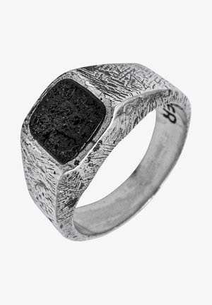Bague en argent avec un anneau texturé, une grande pierre noire en haut et un design carré avec des motifs de surface rugueux et détaillés.