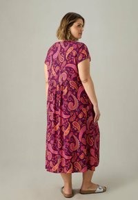 Live Unlimited London PLUM PAISLEY TIERED  - Vardagsklänning - purple