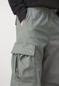 Jack & Jones JPSTPARACHUTE JJZAYN UNISEX - Calças cargo - agave green