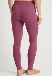 Strakke leggings in een diepe mauve kleur, gemaakt van gladde, rekbare stof, met een hoge tailleband en naadloos ontwerp.