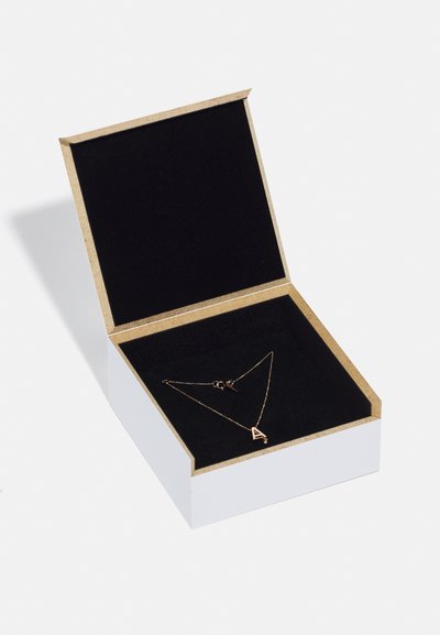 Roségold-Halskette mit einem dreieckigen Anhänger, präsentiert in einer weißen Box mit einem schwarzen Samtinneren und goldenen Akzenten auf dem Deckel.