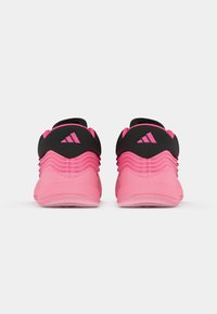 Różowe buty sportowe z czarnymi akcentami, teksturowanym tyłem i logo Adidas. Zaprojektowane z myślą o komforcie i wsparciu podczas aktywności fizycznych.