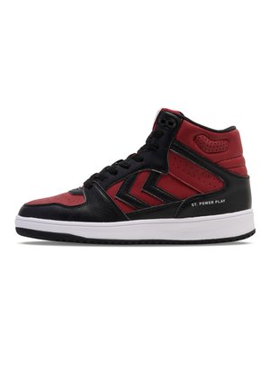 Baskets montantes en cuir noir et rouge avec des accents texturés et une semelle blanche, présentant un design en zigzag noir sur les côtés.