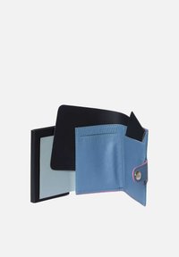 Portemonnee met een binnenkant van blauw leer, zwarte buitenkant en roze accenten. Bevat meerdere compartimenten en een drukknoopsluiting.