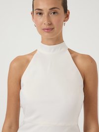 Λευκό φόρεμα με λαιμόκοψη halter, εφαρμοστό σώμα, λεία υφή και διακριτική γυαλάδα. Διαθέτει ψηλό λαιμό και καθαρές γραμμές.