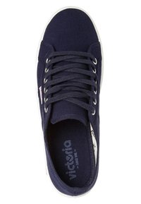 Námořnické plátěné tenisky s kulatou špičkou, bílou gumovou podrážkou a plochými tkaničkami. Má logo a detailní švy. Hladký povrch, moderní design.