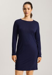 Abito lungo a maniche lunghe di color blu navy realizzato in un tessuto morbido e leggero, con scollatura rotonda e vestibilità rilassata, che termina sopra il ginocchio.