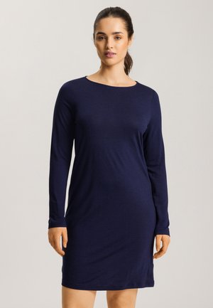 Abito lungo a maniche lunghe di color blu navy realizzato in un tessuto morbido e leggero, con scollatura rotonda e vestibilità rilassata, che termina sopra il ginocchio.