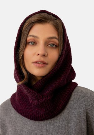 Burgundowy dzianinowy komin z teksturowanym wzorem, charakteryzujący się szerokim, luźnym krojem i miękkim wykończeniem, noszony na szarym ubraniu.