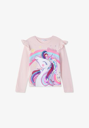 Jasnoróżowa koszula z długim rękawem z falbaniastymi akcentami na ramionach, z grafiką jednorożca ozdobioną tęczowymi cekinami i kolorowymi gwiazdkami.