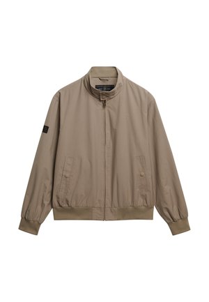Chaqueta bomber de color beige claro con cuello alzado, cierre de cremallera frontal, puños elásticos y dobladillo. Cuenta con bolsillos laterales y un discreto parche de logo.