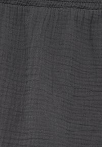 Tissu gris foncé, léger avec une texture froissée, présentant un motif tissé doux et un léger éclat sur toute la surface.