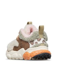 Sneaker marrone e crema con una texture pelosa, dettagli in stampa animale e una suola arancione in gomma con un motivo di battistrada robusto.
