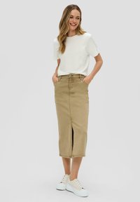 s.Oliver MIT WASCH-EFFEKTEN - Kokerrok - sandfarben