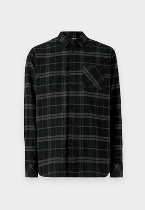 Mustast flanellsärgist, millel on hall ruuduline muster, ees nupud, pikad varrukad ja vasakul rinnal plaastritasku.