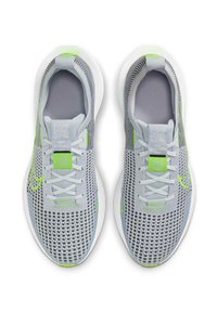 Zapatillas deportivas grises con parte superior de malla, que presentan detalles en negro y verde neón, una suela texturizada y un código QR en la lengüeta.