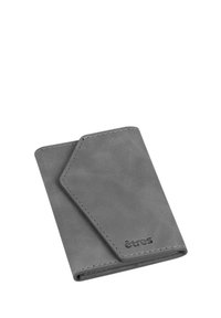 Grijze leren portemonnee met een minimalistisch ontwerp, voorzien van een schuine klepafsluiting, een gladde textuur en een geëmbosseerde merknaam. Compact en slank.