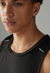 Next Top - black