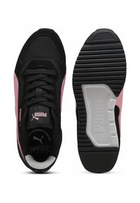 Zwarte sportieve schoenen met roze accenten, voorzien van een textuur bovenwerk, gewatteerde binnenzolen en een gemusterde rubberen zool. Logo zichtbaar op de tong.