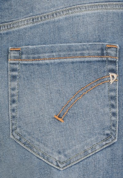 Tascone posteriore in denim, blu con texture sbiadita, con cuciture arancioni e un accento di hardware argentato a forma di 'D'.