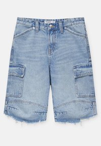 Shorts cargo en denim bleu clair avec ourlets effilochés, passants de ceinture, poches avant et poches latérales à rabat sur les deux jambes.