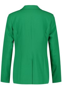 Blazer verde entallado con solapa muesca, mangas largas, abertura trasera y textura de tela suave. Sin hardware visible ni patrones.