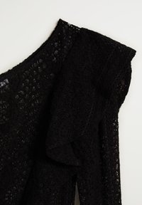 Top in pizzo nero con un motivo floreale testurizzato, caratterizzato da una sola manica arricciata e un collo rotondo.