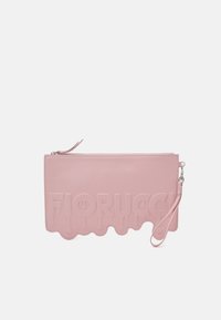 Rozā ādas maciņš ar reljefā "Fiorucci" logo, viļņotu malu un noņemamu rokas siksniņu. Gluda tekstūra ar rāvējslēdzēja aizdari.