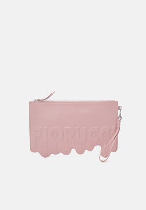 Pochette en cuir rose avec logo "Fiorucci" embossé, bordure festonnée et une sangle pour poignet détachable. Texture lisse avec fermeture zippée.