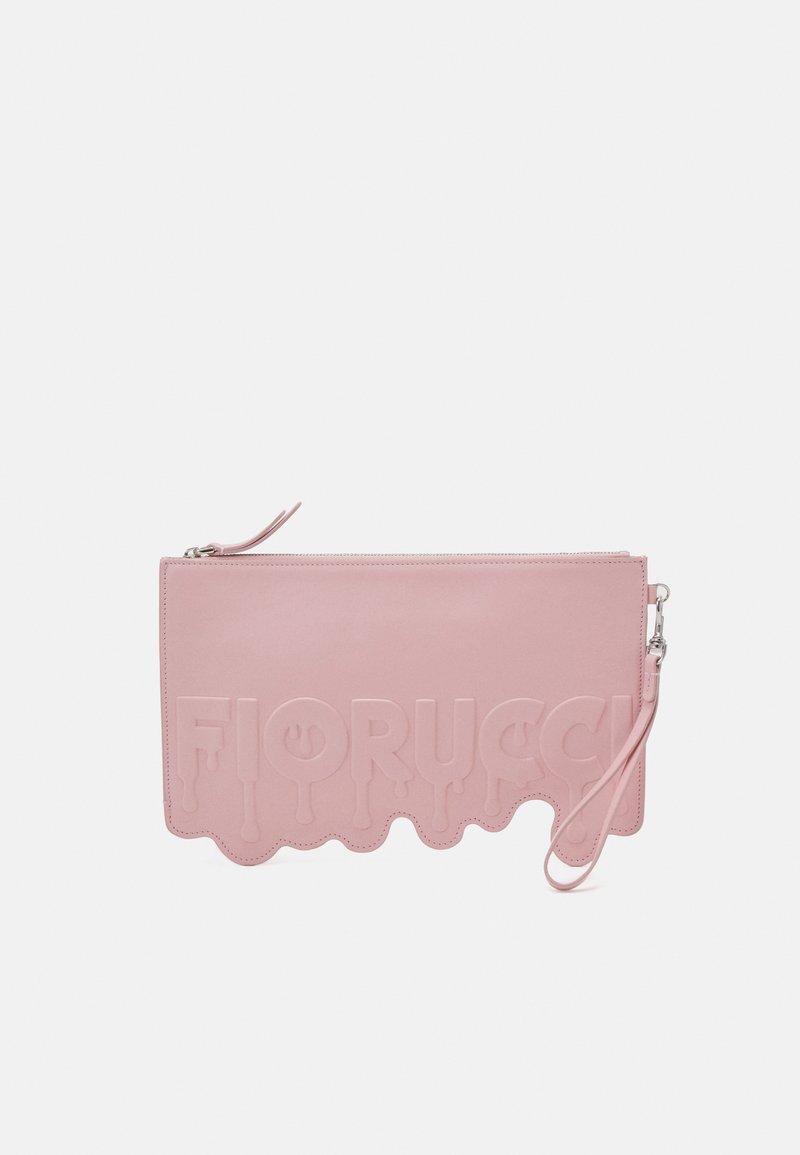 Rozā ādas maciņš ar reljefā "Fiorucci" logo, viļņotu malu un noņemamu rokas siksniņu. Gluda tekstūra ar rāvējslēdzēja aizdari.