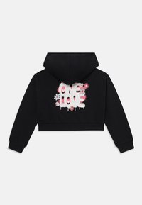 Čierna krátka mikina s kapucňou, na ktorej je nápis "ONE LOVE" bielou farbou s farebnými kvetinovými akcentmi. Materiál je mäkký, s nastaviteľnou kapucňou.