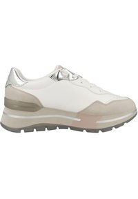 Weiße und beige Sneaker mit einem strukturierten Obermaterial aus Leder, silbernen Akzenten an Ferse und Zunge sowie einer klobigen, transparenten Sohle.