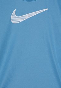Svijetloplavi Nike majica s kratkim rukavima s teksturiranim bijelim prugastim logotipom na prednjoj strani, s okruglim izrezom i glatkom, blago rastezljivom tkaninom.