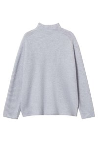 Maglione a coste grigio chiaro con collo alto e maniche lunghe. Presenta fessure laterali e una vestibilità comoda e rilassata.